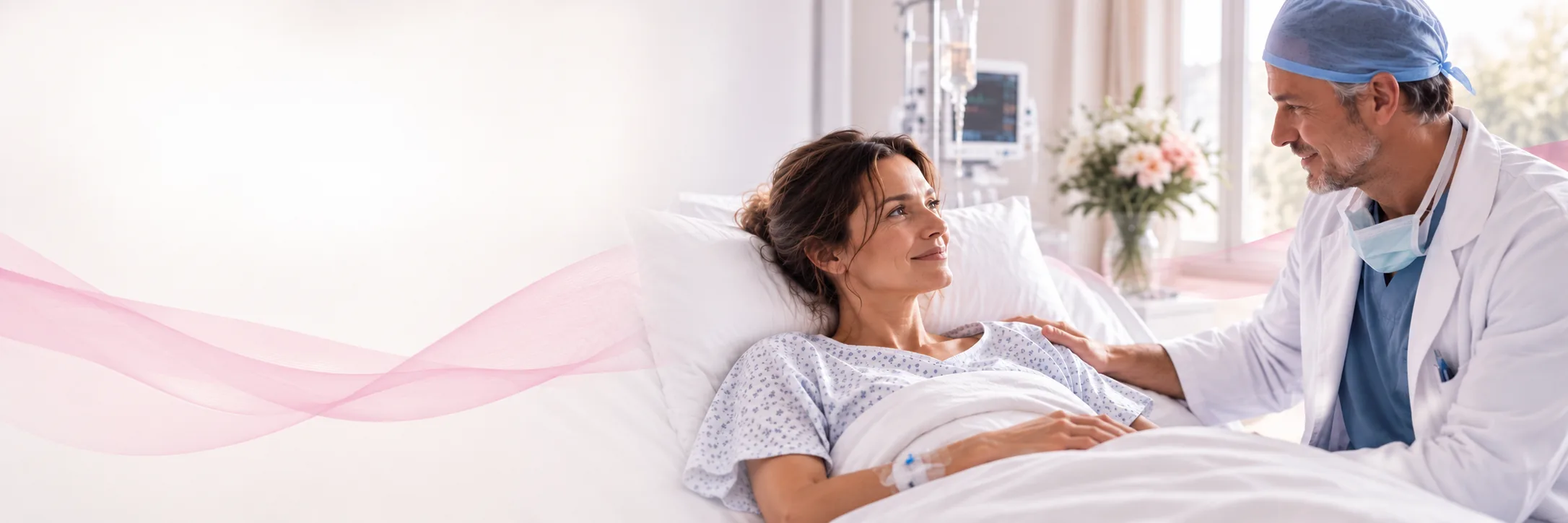 Patiente en récupération après une chirurgie, accompagnée par son chirurgien